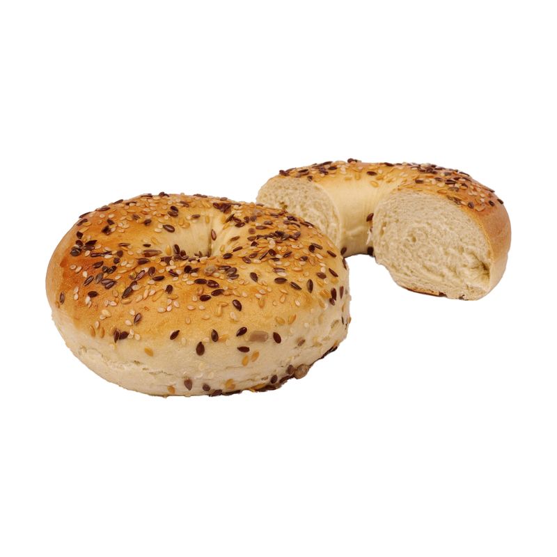 Ganzer Mehrkorn-Bagel vor einer aufgeschnittenen Hälfte, die Krume ist sichtbar