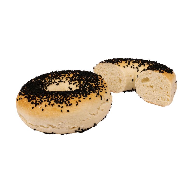 Ganzer Schwarzkümmel-Bagel vor einer aufgeschnittenen Hälfte, die Krume ist sichtbar