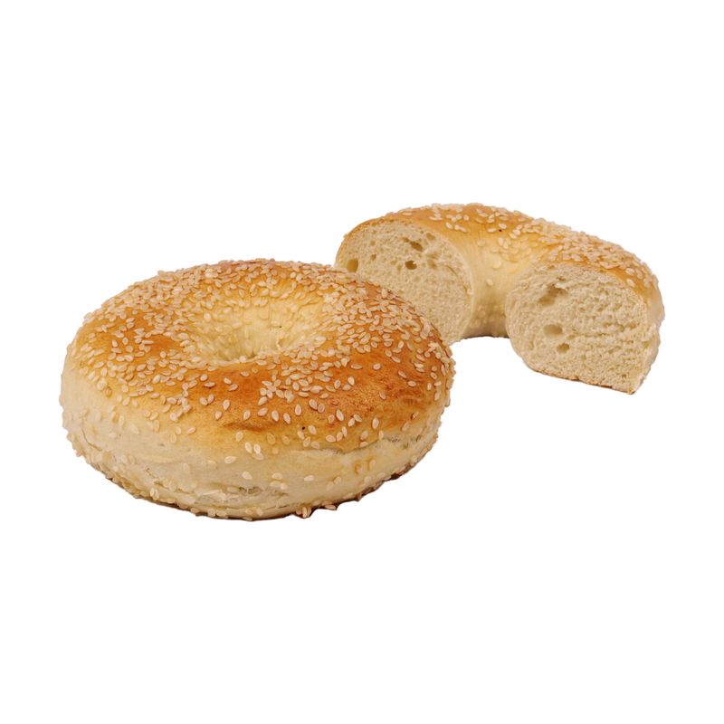 Ganzer Sesam-Bagel vor einer aufgeschnittenen Hälfte, die Krume ist sichtbar