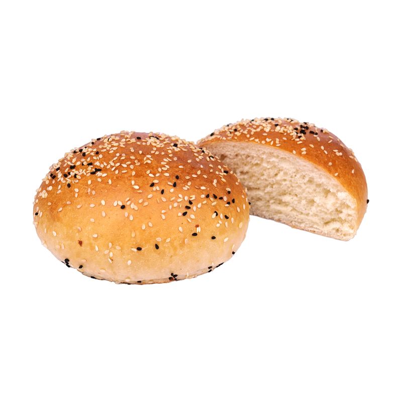 Ganzer Bun mit Sesam und Schwarzkümmel vor einer aufgeschnittenen Hälfte
