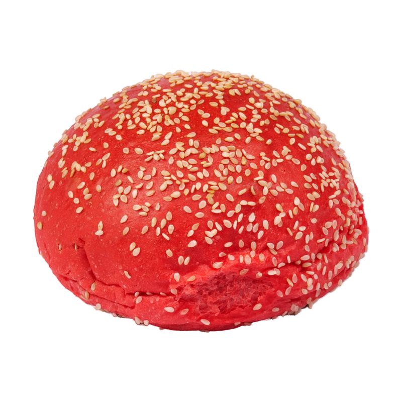 Kräftig roter Burger Bun, mit hellem Sesam bestreut