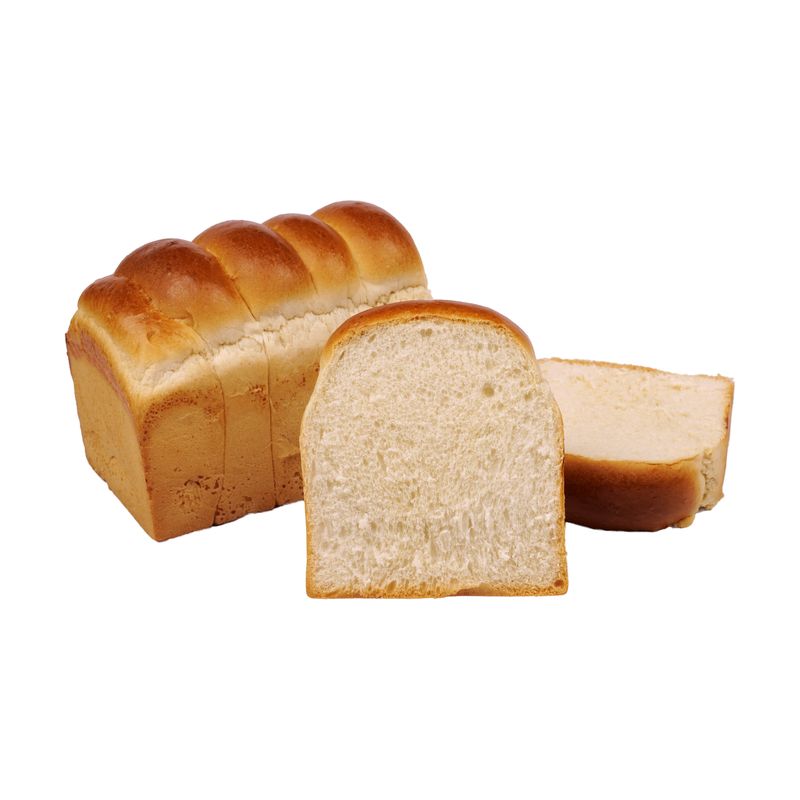 Brioche-Toast mit abgetrennter Scheibe, die feinporige helle Krume ist sichtbar